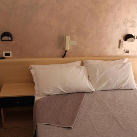 Hotel Mora Rimini Bagian luar foto