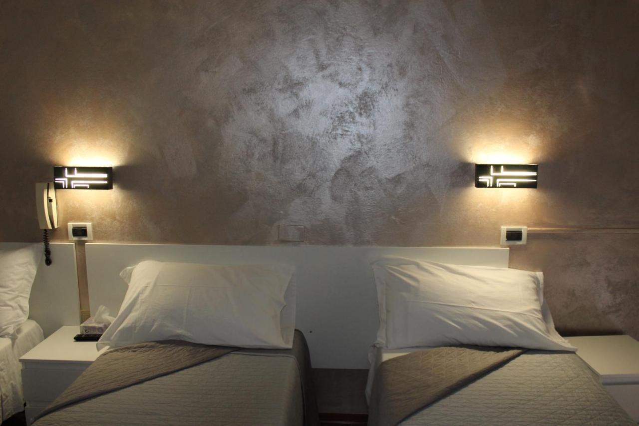 Hotel Mora Rimini Bagian luar foto