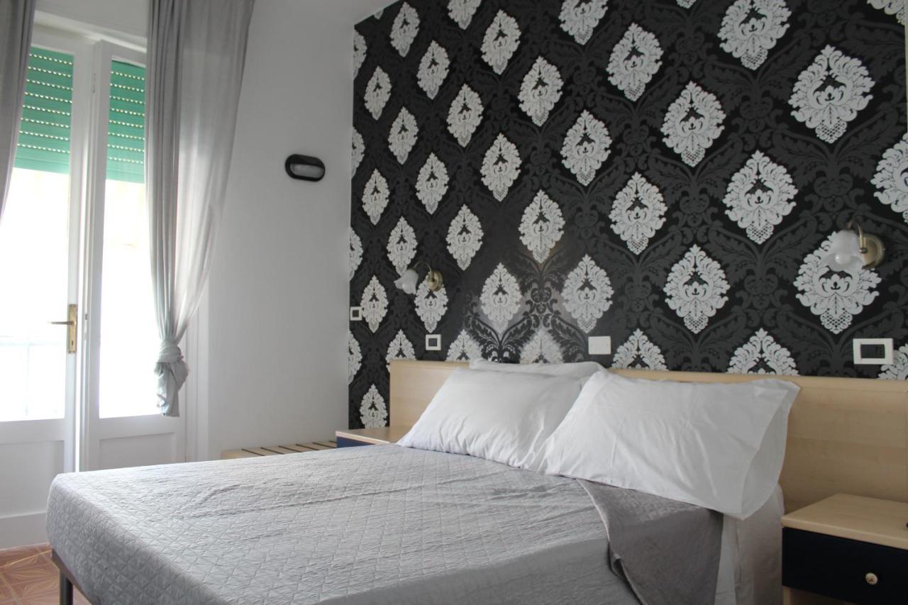 Hotel Mora Rimini Bagian luar foto