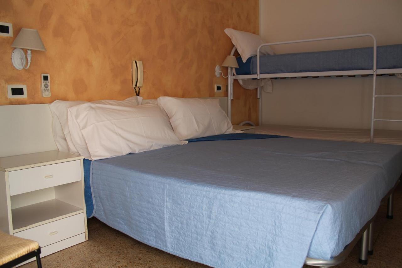Hotel Mora Rimini Bagian luar foto