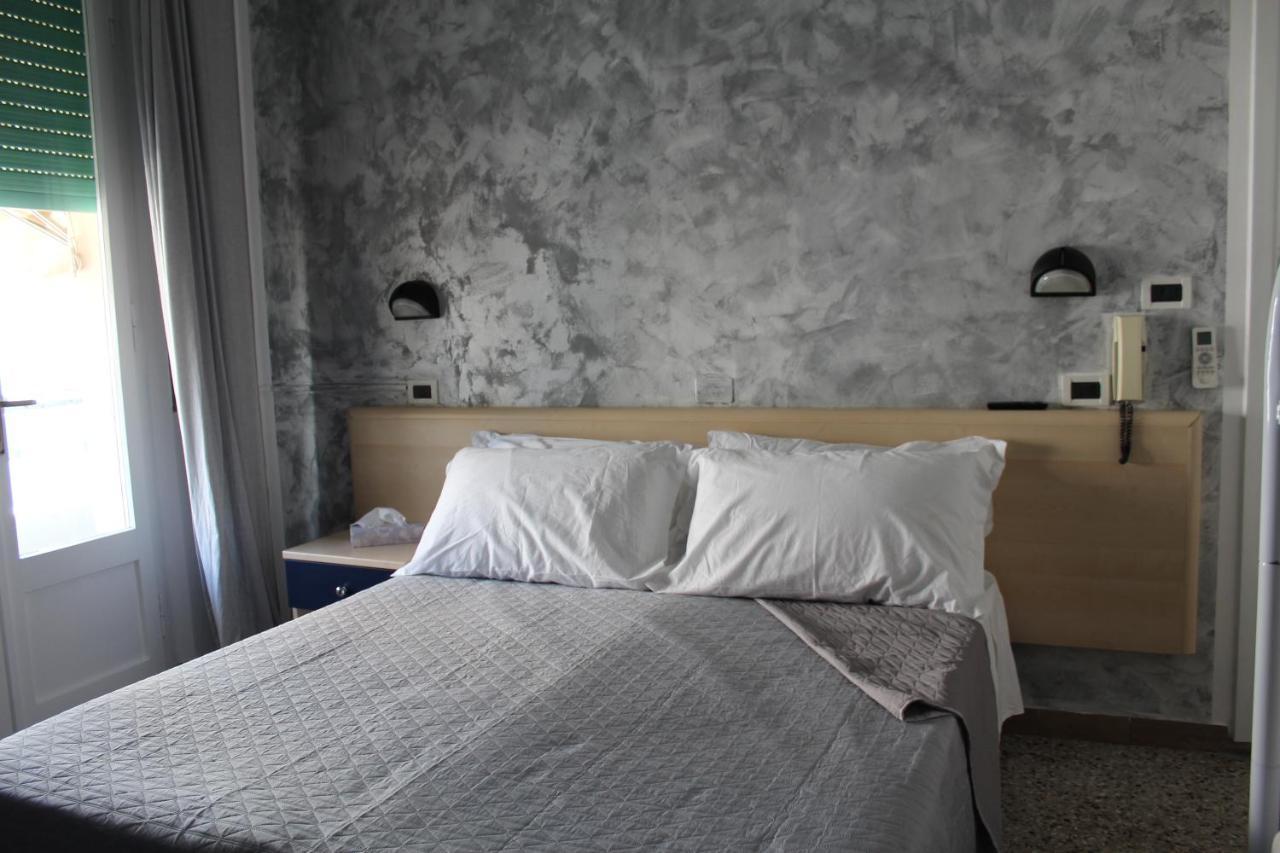 Hotel Mora Rimini Bagian luar foto