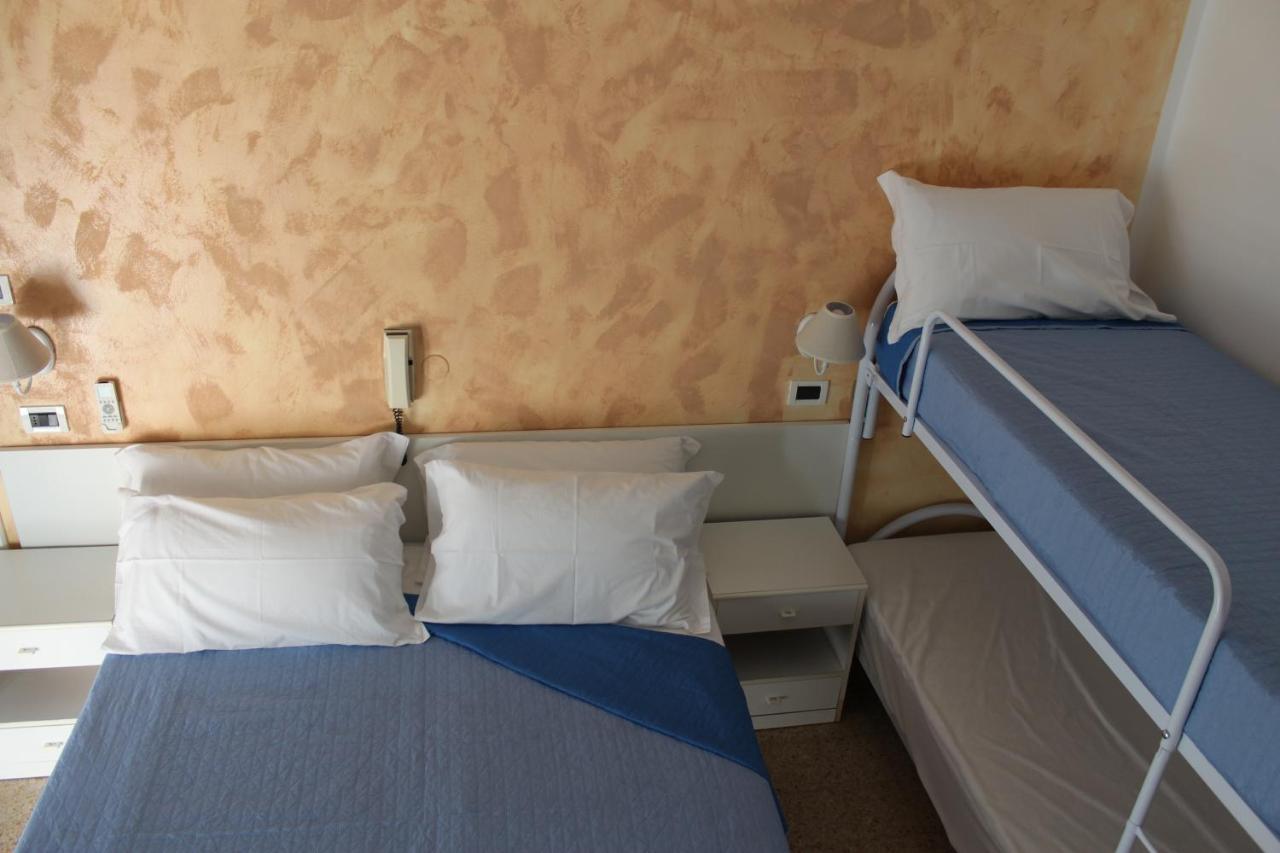Hotel Mora Rimini Bagian luar foto