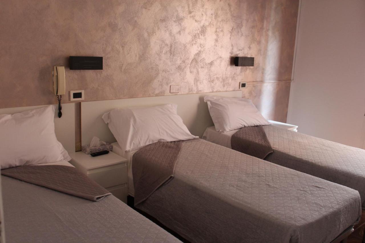 Hotel Mora Rimini Bagian luar foto