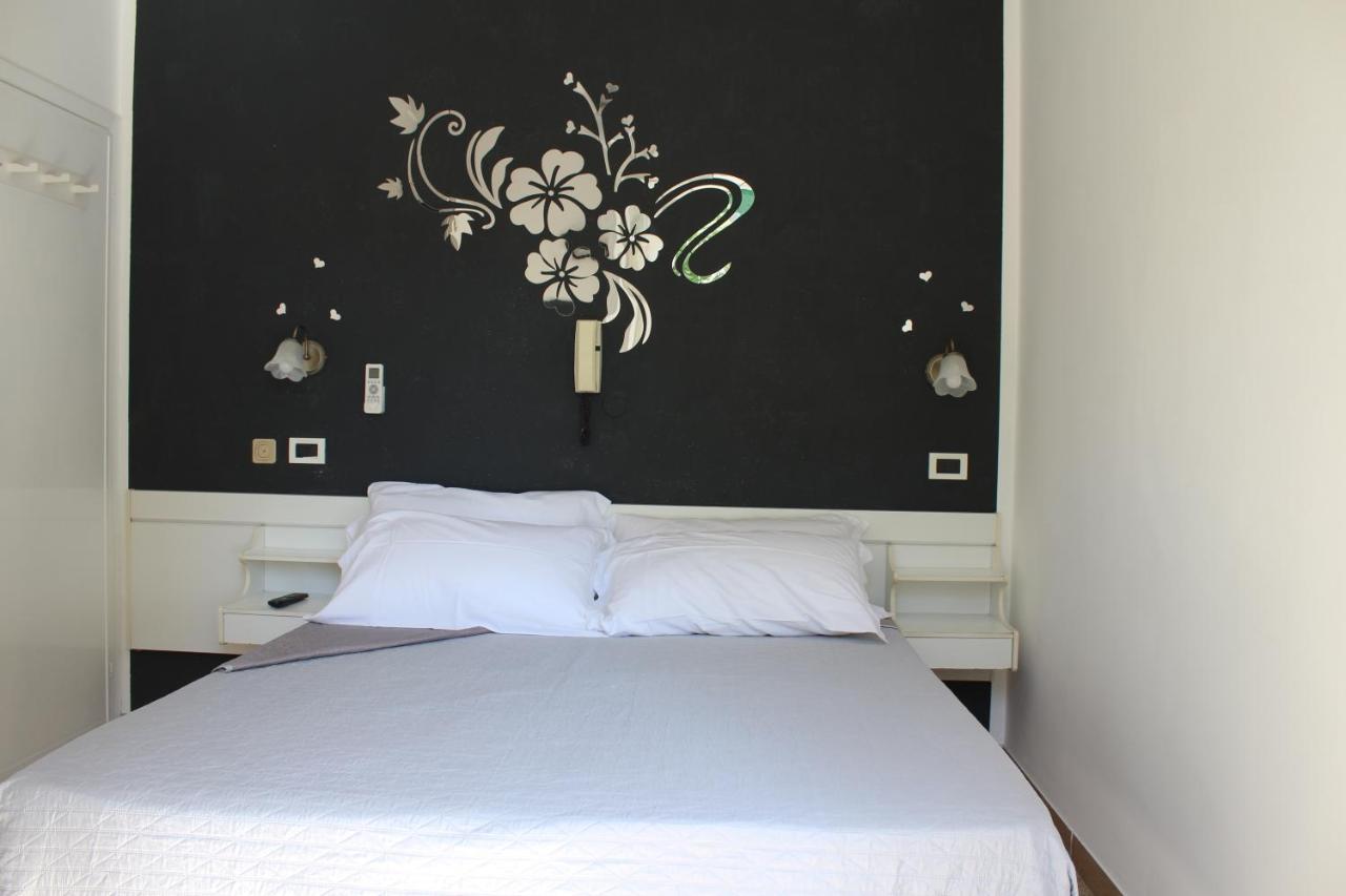Hotel Mora Rimini Bagian luar foto