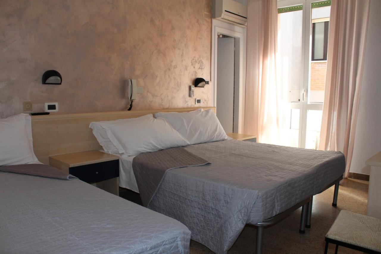 Hotel Mora Rimini Bagian luar foto