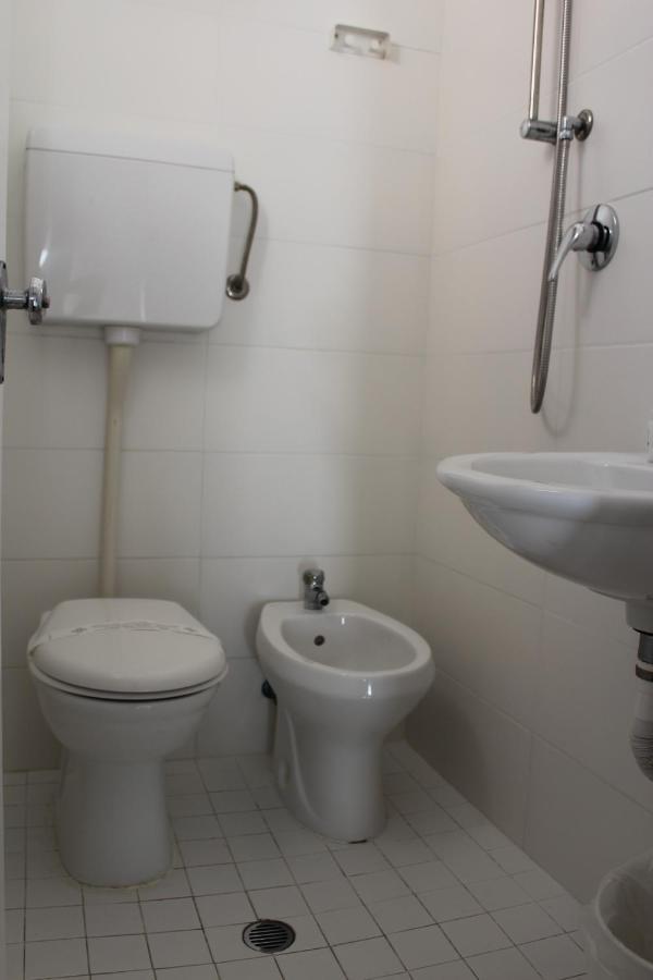 Hotel Mora Rimini Bagian luar foto
