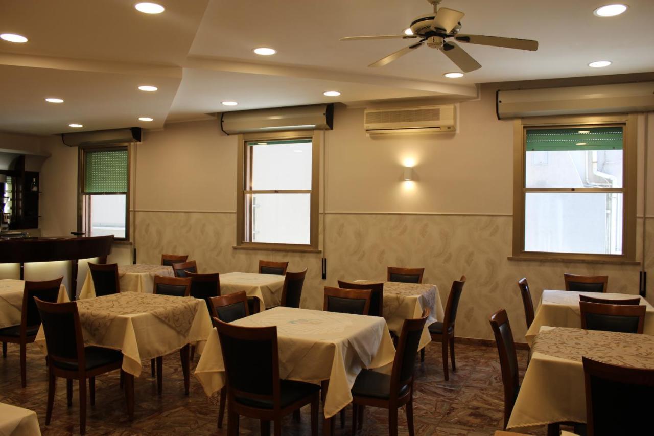 Hotel Mora Rimini Bagian luar foto