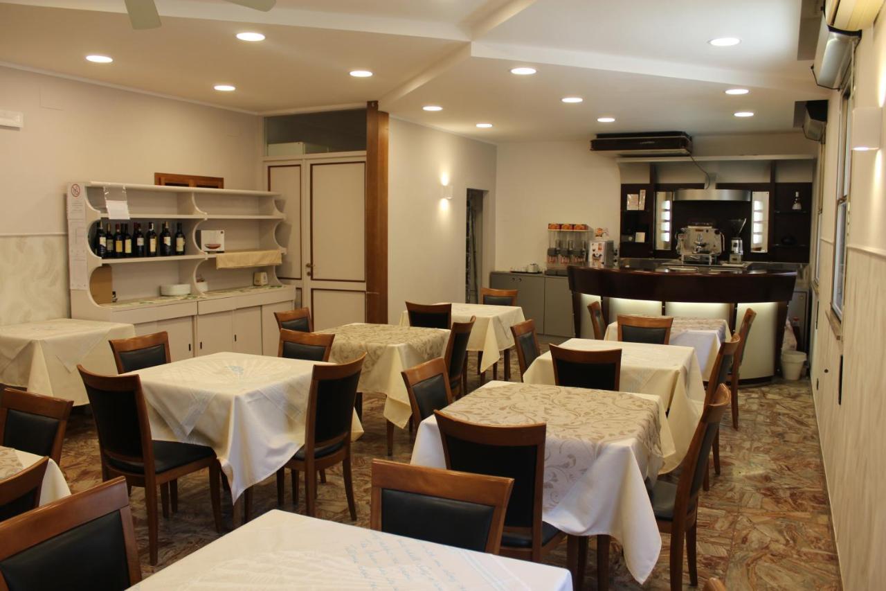 Hotel Mora Rimini Bagian luar foto