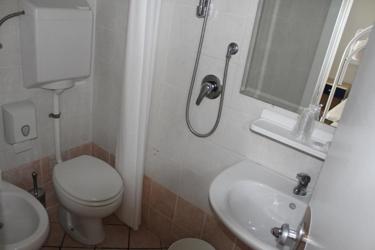 Hotel Mora Rimini Bagian luar foto