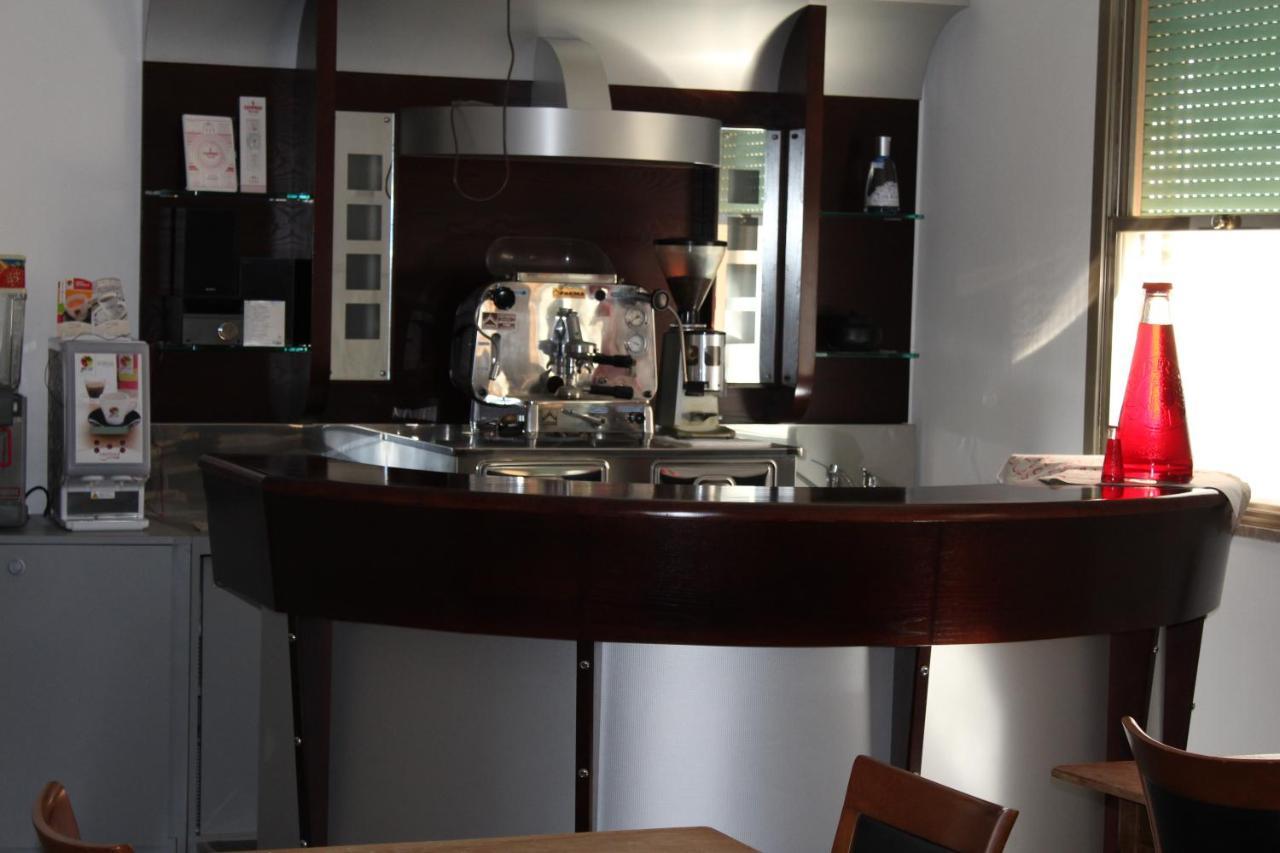 Hotel Mora Rimini Bagian luar foto