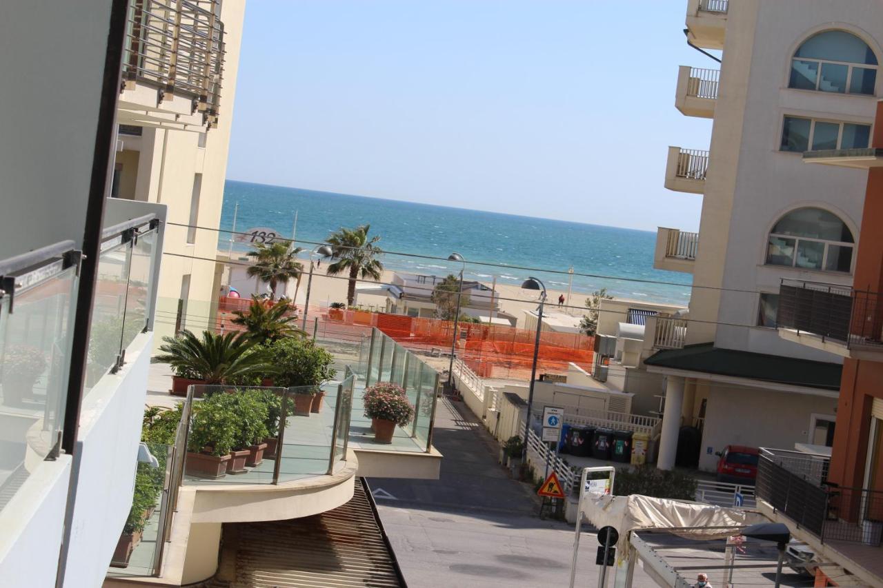 Hotel Mora Rimini Bagian luar foto