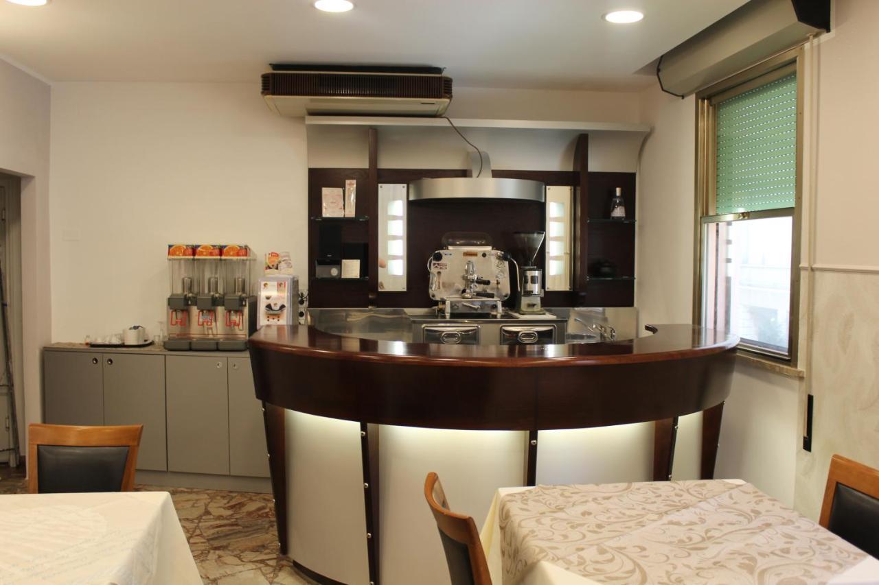 Hotel Mora Rimini Bagian luar foto